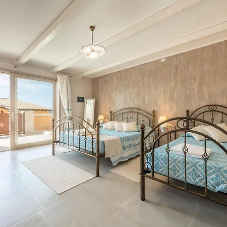 Sa Rocca Junior & فيلة